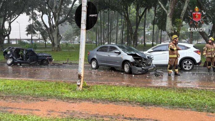 Bombeiros do DF realizando resgate de vítima presa às ferragens após colisão no Eixo W, na Asa Sul.