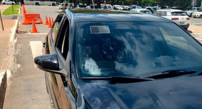 QR Code fixado no para-brisa de veículo de aplicativo no Distrito Federal conforme exigência da Semob-DF.