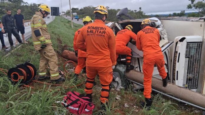 Caminhão frigorífico tombado após colisão na BR-070, próximo à Barragem do Rio Descoberto, no DF.