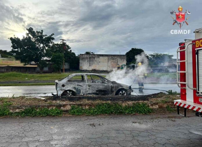 Veículo em chamas na BR-060 durante atendimento do Corpo de Bombeiros do DF.
