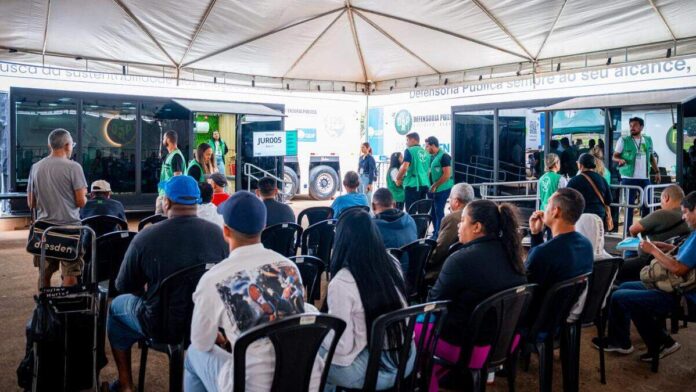 Atendimento da Quarta do Cidadão em frente à Biblioteca Nacional de Brasília com serviços gratuitos à população
