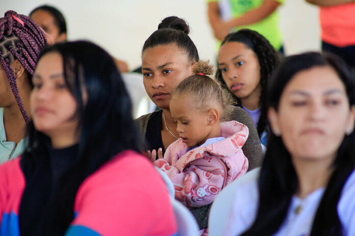 Mãe e criança durante programa Mulheres nas Cidades da Secretaria da Mulher do Distrito Federal (SMDF).