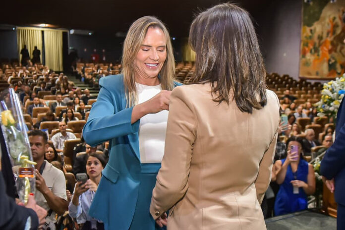 Vice-governadora Celina Leão durante cerimônia de entrega da Medalha Mulher Mais Segura no Distrito Federal.