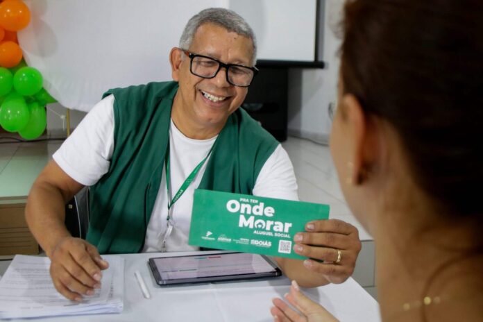 Secretaria de Infraestrutura entrega cartões do programa Pra Ter Onde Morar – Aluguel Social.