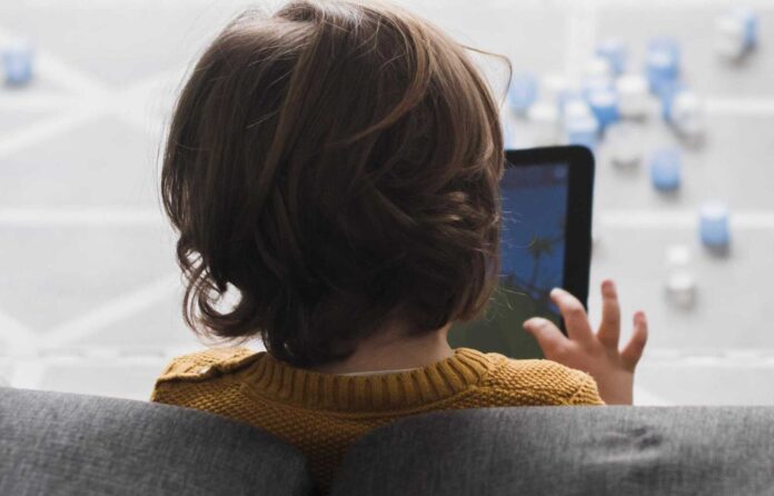 Uso de internet por crianças com foco em segurança digital e novas regras do ECA Digital.