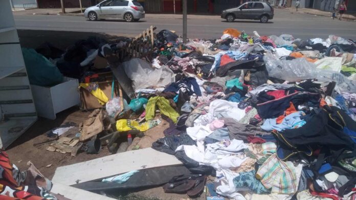 Descarte irregular de roupas e calçados em avenida da QNQ 03 em Ceilândia, no Distrito Federal