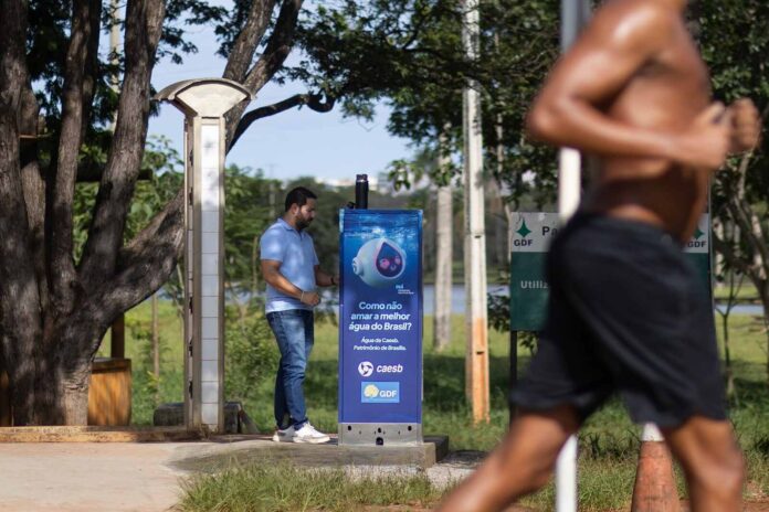 Ponto de hidratação com água potável em parque de Brasília