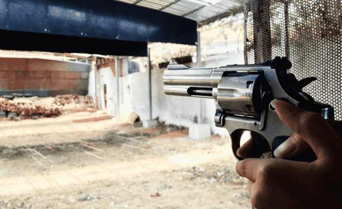 Arma utilizada em atividade de tiro esportivo em clube de tiro, prática comum entre colecionadores, atiradores e caçadores registrados como CACs.