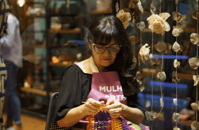 Imagem relacionada ao programa Cerrado Feminino com exposição de produtos artesanais feitos por mulheres no DF