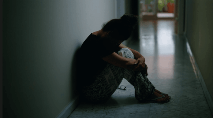 Adolescente em situação de vulnerabilidade representando violência