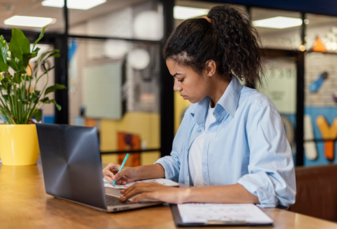 Projeto prevê pagamento em todos os estágios e salário mínimo.