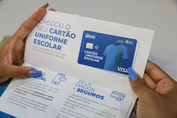 Estudantes da rede pública do DF recebem benefício do Cartão Uniforme Escolar