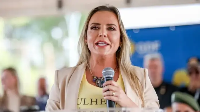 Imagem da vice-governadora Celina Leão durante fala sobre fake news no Distrito Federal.