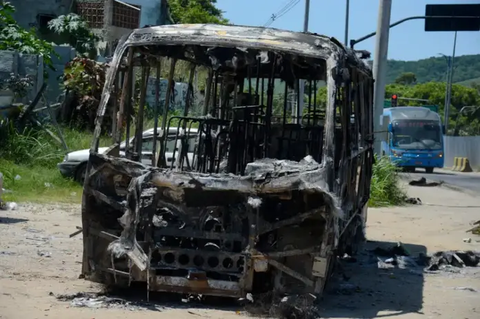 Carcaça de ônibus incendiado na Estrada Santa Veridiana, em Santa Cruz, zona oeste da capital fluminense.