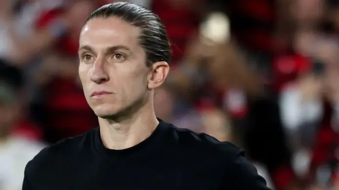 Filipe Luís à beira do campo durante partida do Flamengo antes da demissão