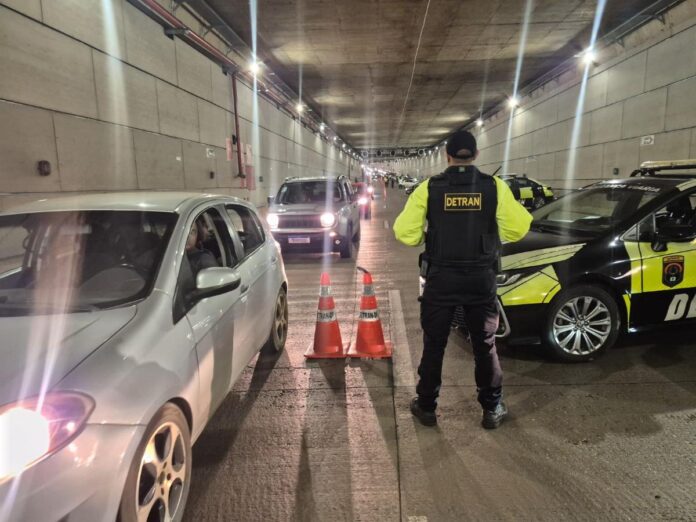 Agentes do Detran-DF realizam operação de fiscalização de trânsito com abordagem a motoristas no Distrito Federal.