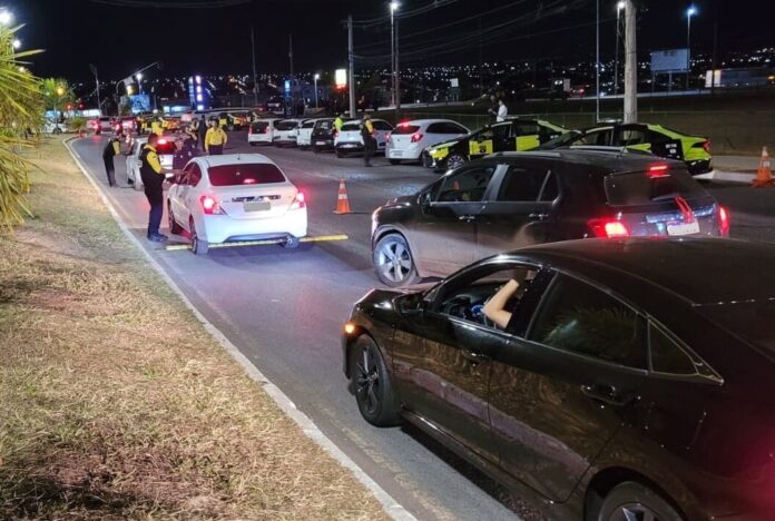 Agentes do Detran-DF realizando blitz de fiscalização de trânsito no Distrito Federal