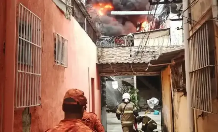 Bombeiros combatem incêndio de grandes proporções em galpão no bairro de Ramos, na zona norte do Rio de Janeiro.