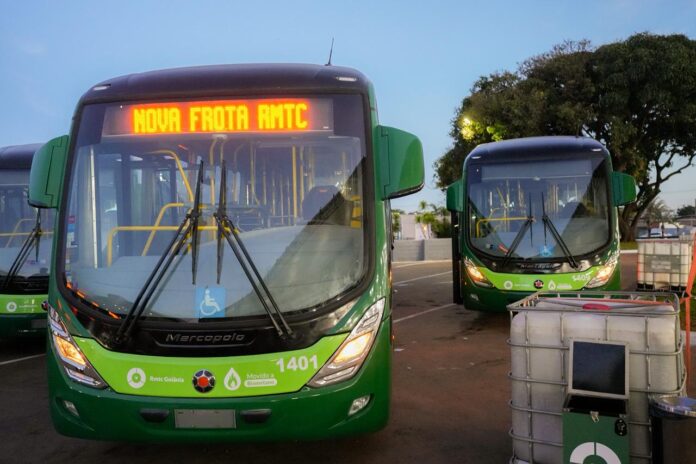 Onibus de biometano no novo Terminal Padre Pelágio com estrutura moderna em Goiânia