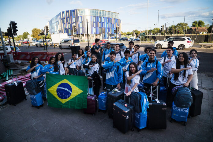 Estudantes que participaram da primeira turma do programa Pontes Para o Mundo.