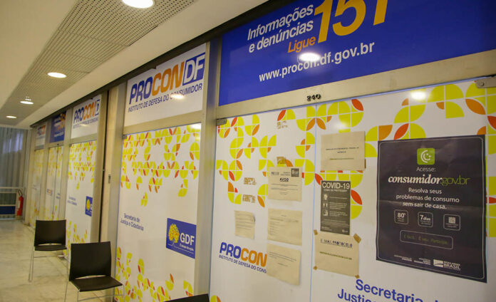 Equipes do Procon-DF orientam consumidores durante ação em shopping de Brasília no Dia do Consumidor.