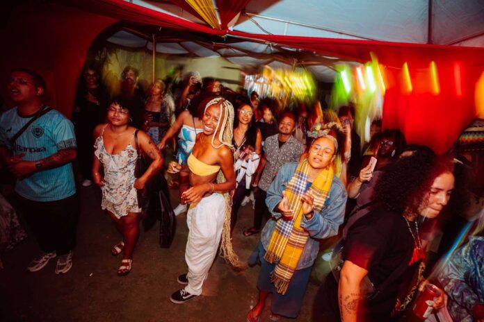 O evento Sarau-Vá recebe a edição Samba da Encruza