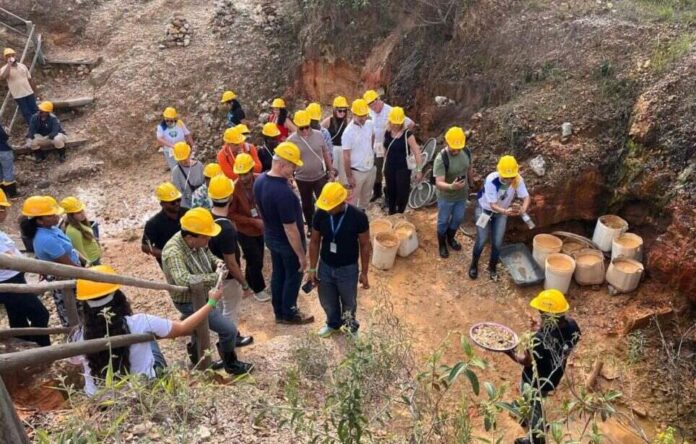 Lagoa dos Cristais em Cristalina durante visita de diplomatas ao programa Embaixadores no Entorno