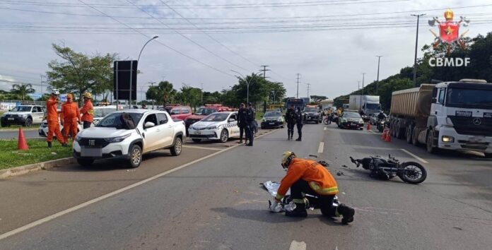 Atendimento do Corpo de Bombeiros em acidente na EPIA no Distrito Federal