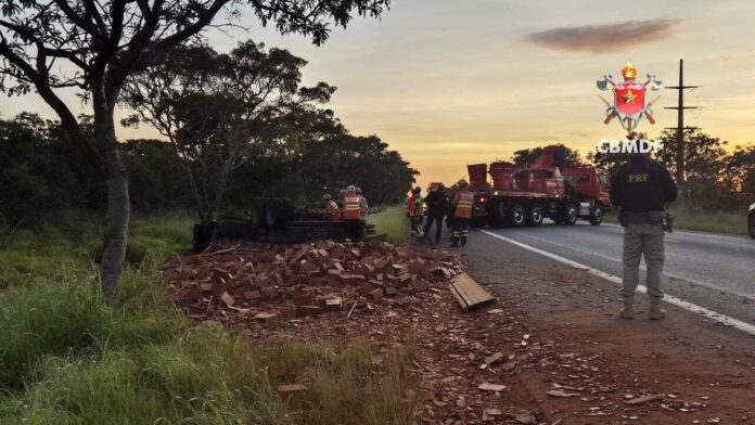 Caminhão capotado após acidente na BR-251 no Distrito Federal durante a madrugada.