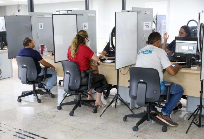 Atendimento a eleitores no TRE-DF para regularização do título eleitoral no Distrito Federal