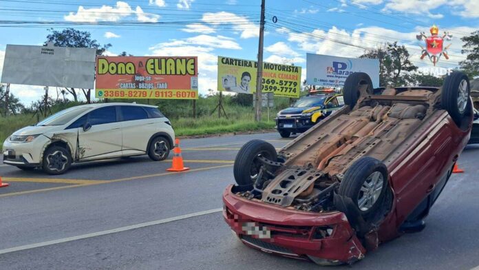 Acidente de trânsito com carro capotado na subida da Barragem do Lago Paranoá no Distrito Federal