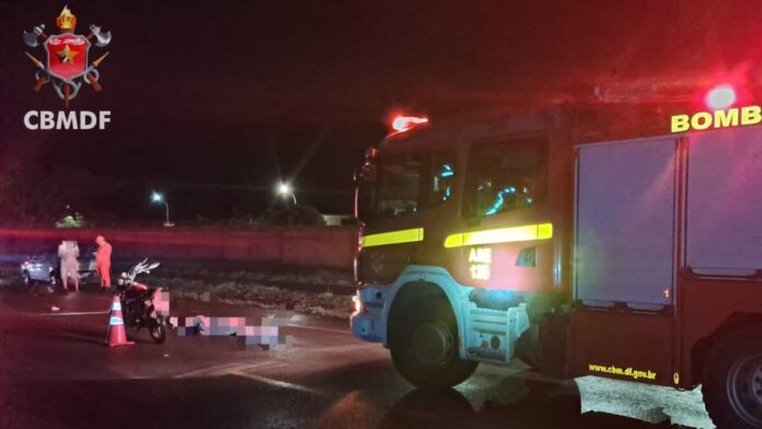 Acidente na DF-440 em Sobradinho com atendimento do Corpo de Bombeiros após homem ser atingido por motocicleta.