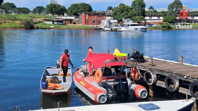 Equipes do Corpo de Bombeiros realizam buscas no Lago Paranoá após desaparecimento de homem nas proximidades do Setor de Clubes Esportivos Norte em Brasília.