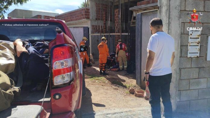 Equipes do Corpo de Bombeiros atendem ocorrência após queda de trabalhador de laje em obra no Núcleo Rural Ponte Alta Norte, no Gama, no Distrito Federal.