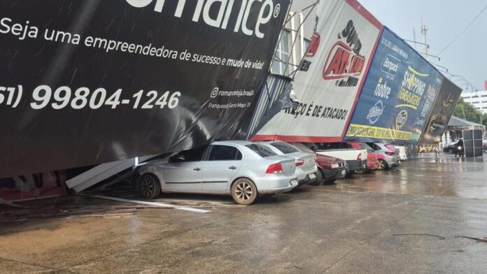Fachada de comércio que desabou sobre carros estacionados em Santa Maria, no Distrito Federal.