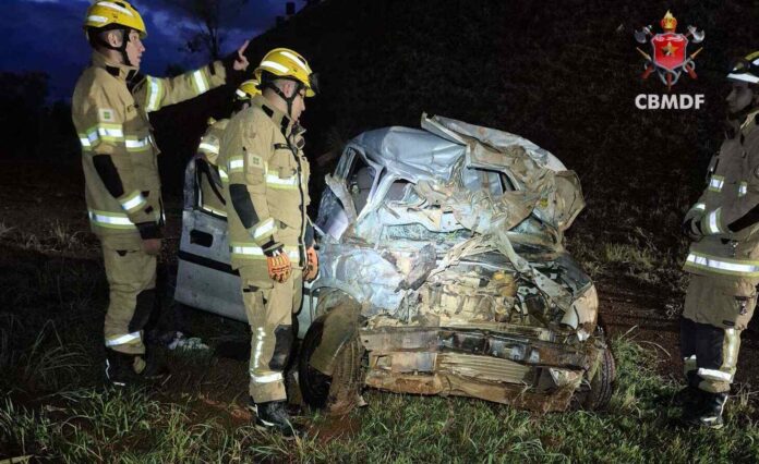 Carro capotado após cair em barranco na DF-003, próximo ao viaduto da Polícia Rodoviária Federal.