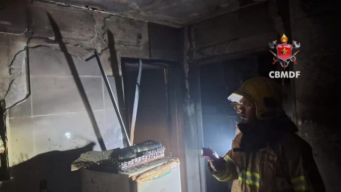 Bombeiros combatem princípio de incêndio em apartamento na Asa Norte, em Brasília.