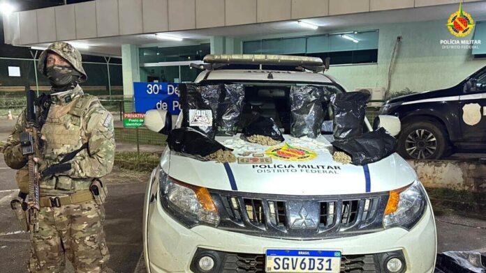 Drogas apreendidas pela PMDF durante abordagem a ônibus na região do Paranoá.