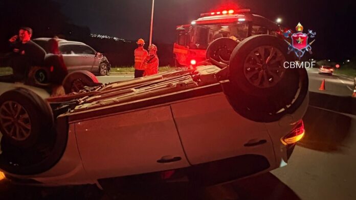 Carro capotado após acidente de trânsito na EPPN, na região do Lago Norte, em Brasília.