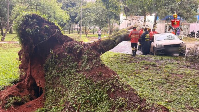 lagamento na EPTG e vias do DF durante chuva forte