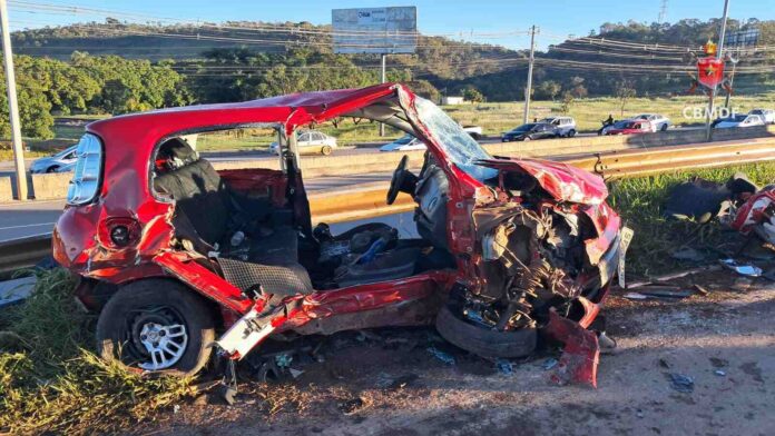 Carro atingido por carreta desgovernada.