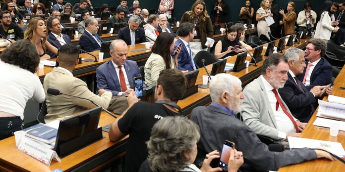 Pedido de vista retarda votação da PEC que extingue a 6x1 na CCJ da Câmara