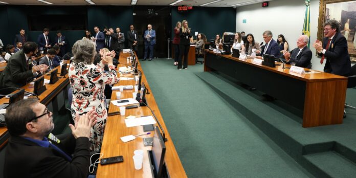 CCJ aprova admissibilidade de propostas que eliminam a escala 6x1