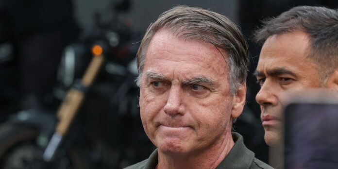 PGR autoriza cirurgia no ombro de Bolsonaro