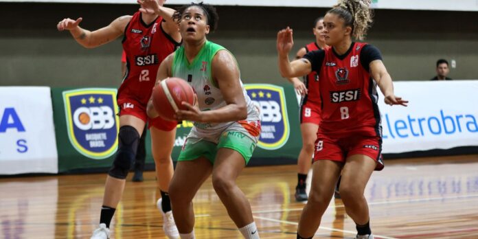 TV Brasil exibe partida entre Sesi Araraquara e Santo André no basquete feminino