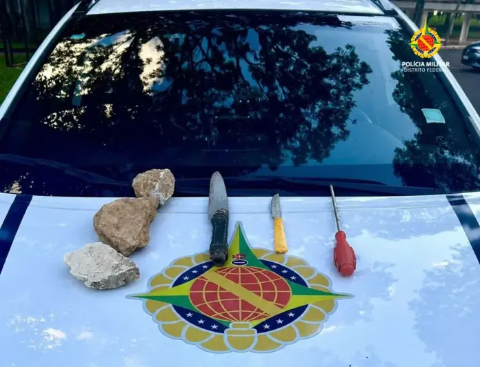 Homem é preso por ameaçar com facas e depredar residência no Park Way