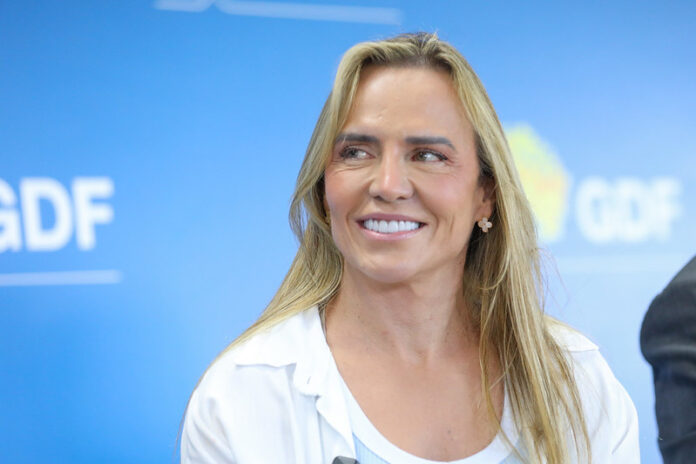 Governadora Celina Leão usando botina durante agenda pública no Distrito Federal, símbolo de trabalho e identificação com mulheres