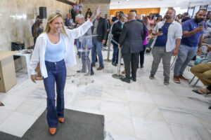 Governadora Celina Leão usando botina durante agenda pública no Distrito Federal, símbolo de trabalho e identificação com mulheres