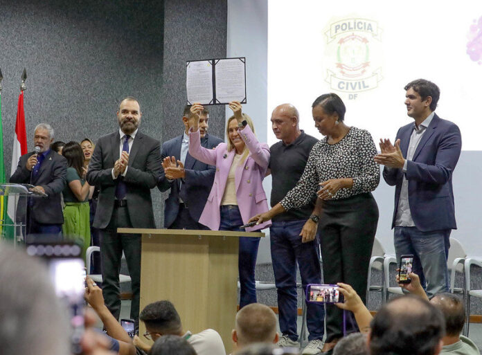 Governadora Celina Leão durante sanção de lei que regulamenta a previdência da Polícia Civil do DF.