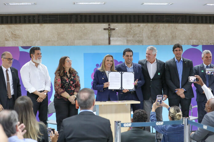 Governadora Celina Leão durante lançamento de programa de saúde no DF para redução de filas no SUS.